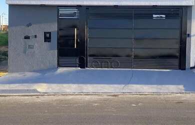 Imagem: A casa possui 3 Dormitórios, 2 Banheiros, 2 Vagas na garagem