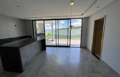 Imagem: A casa possui 4 Dormitórios, 4 Banheiros, 4 Vagas na garagem