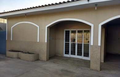 Imagem: A casa possui 3 Dormitórios, 1 Banheiro, 3 Vagas na garagem