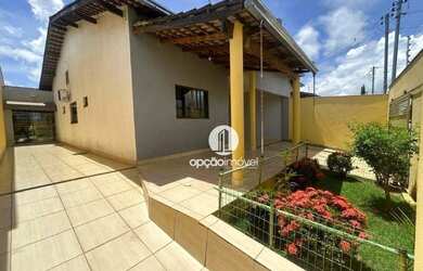 Imagem: A casa possui 3 Dormitórios, 2 Banheiros, 2 Vagas na garagem