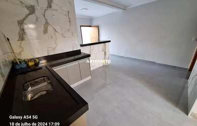 Imagem: A casa possui 2 Dormitórios, 2 Banheiros, 2 Vagas na garagem