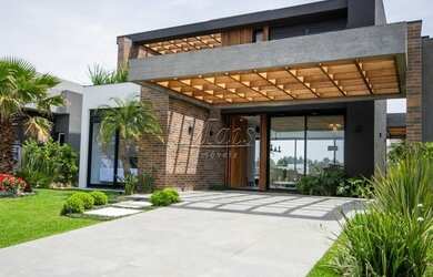 Imagem: A casa em condomínio possui 4 Dormitórios, 1 Banheiro, 2 Vagas