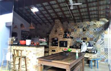 Imagem: A casa possui 3 Dormitórios, 3 Banheiros, 2 Vagas na garagem