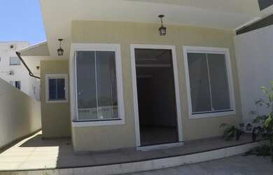 Imagem: A casa possui 3 Dormitórios, 1 Banheiro, 1 Vaga na garagem