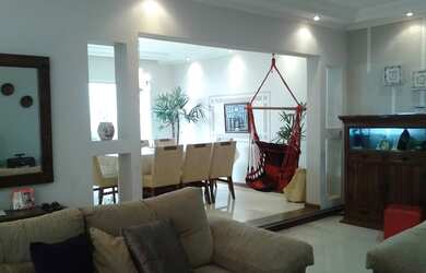 Imagem: A casa possui 3 Dormitórios, 1 Banheiro, 4 Vagas na garagem