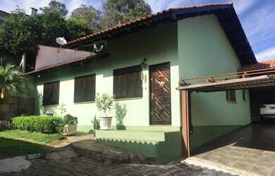 Imagem: A casa possui 3 Dormitórios, 1 Banheiro, 3 Vagas na garagem