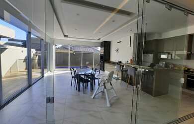 Imagem: A casa em condomínio possui 3 Dormitórios, 5 Banheiros, 4