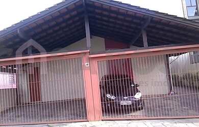 Imagem: A casa possui 2 Dormitórios, 1 Banheiro, 1 Vaga na garagem