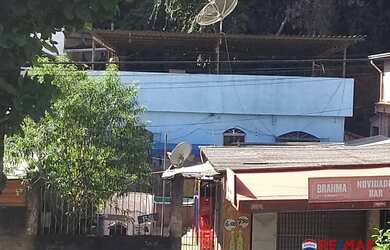 Imagem: A casa possui 4 Dormitórios, 1 Banheiro, 2 Vagas na garagem