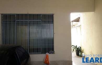 Imagem: A casa possui 2 Dormitórios, 1 Banheiro, 2 Vagas na garagem