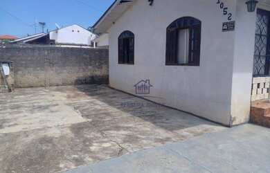 Imagem: A casa possui 3 Dormitórios, 1 Banheiro, 5 Vagas na garagem