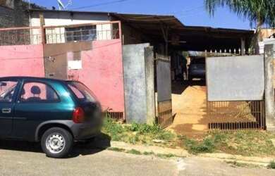 Imagem: A casa possui 2 Dormitórios, 1 Banheiro, 4 Vagas na garagem