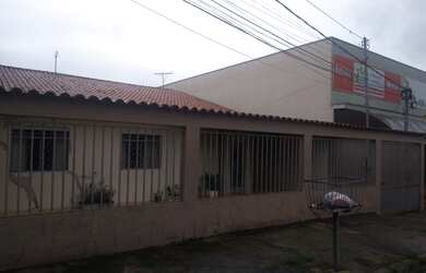 Imagem: A casa possui 3 Dormitórios, 1 Banheiro, 4 Vagas na garagem