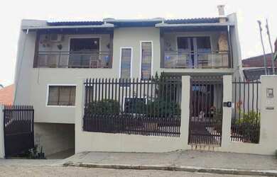 Imagem: A casa possui 4 Dormitórios, 4 Banheiros, 2 Vagas na garagem