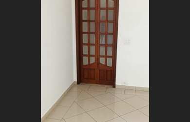 Imagem: O apartamento possui 3 Dormitórios, 1 Banheiro, 1 Vaga na garagem