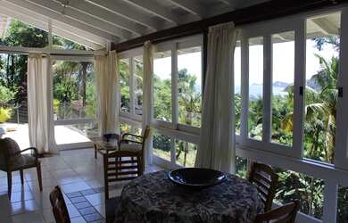 Imagem: A casa possui 3 Dormitórios, 3 Banheiros, 2 Vagas na garagem