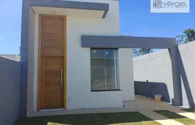 Imagem: A casa possui 3 Dormitórios, 2 Banheiros, 2 Vagas na garagem