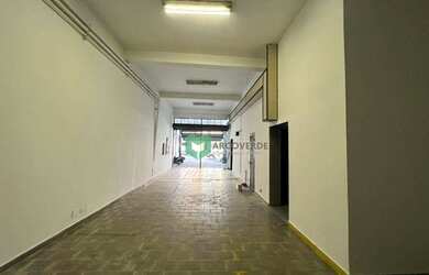 Imagem: O depósito possui 3 Vagas na garagem, 680m² de Área e está