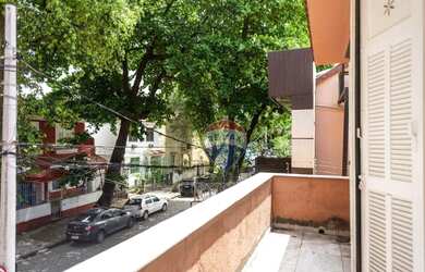 Imagem: A casa possui 5 Dormitórios, 1 Banheiro, 5 Vagas na garagem