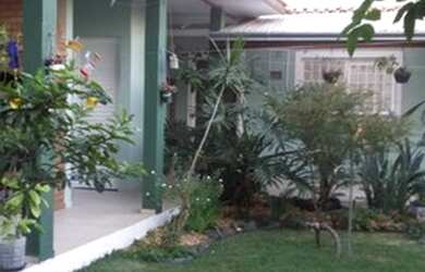 Imagem: A casa possui 3 Dormitórios, 3 Banheiros, 2 Vagas na garagem