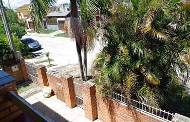 Imagem: A casa possui 4 Dormitórios, 3 Banheiros, 4 Vagas na garagem