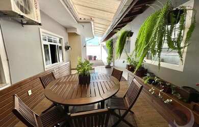 Imagem: A casa possui 4 Dormitórios, 2 Banheiros, 4 Vagas na garagem