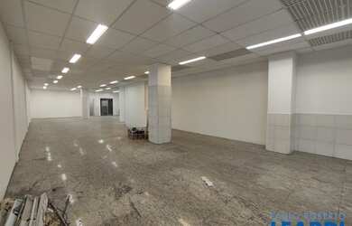 Imagem: O depósito possui 2 Vagas na garagem, 407m² de Área e está