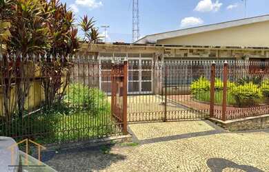 Imagem: A casa possui 3 Dormitórios, 2 Banheiros, 239m² de Área e