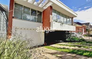 Imagem: A casa possui 3 Dormitórios, 1 Banheiro, 3 Vagas na garagem