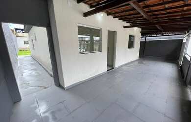 Imagem: A casa possui 3 Dormitórios, 1 Banheiro, 2 Vagas na garagem