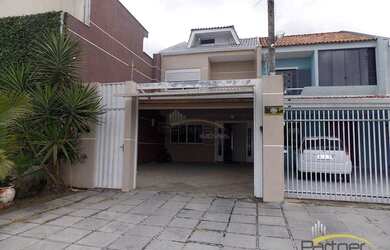 Imagem: A casa possui 3 Dormitórios, 2 Banheiros, 2 Vagas na garagem