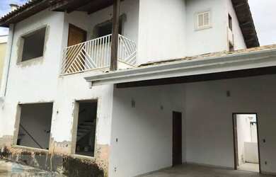 Imagem: A casa possui 3 Dormitórios, 2 Banheiros, 4 Vagas na garagem