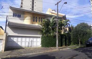 Imagem: A casa possui 4 Dormitórios, 2 Banheiros, 2 Vagas na garagem