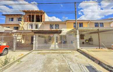 Imagem: A casa possui 3 Dormitórios, 1 Banheiro, 2 Vagas na garagem
