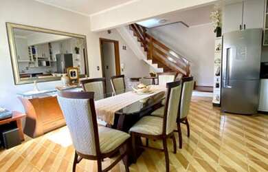 Imagem: A casa possui 3 Dormitórios, 3 Banheiros, 2 Vagas na garagem