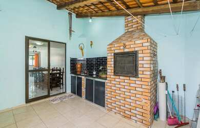 Imagem: A casa possui 3 Dormitórios, 2 Banheiros, 2 Vagas na garagem