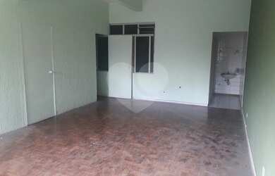 Imagem: O depósito possui 1 Vaga na garagem e 100m² de Área e está