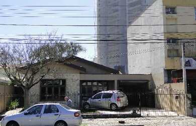 Imagem: A casa possui 5 Dormitórios, 3 Banheiros, 4 Vagas na garagem