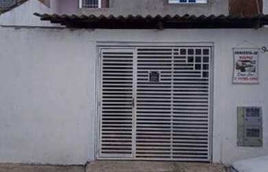 Imagem: A casa possui 3 Dormitórios, 2 Banheiros, 1 Vaga na garagem