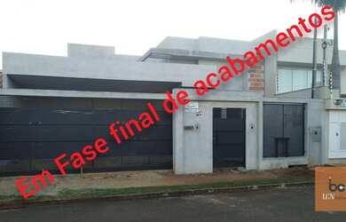 Imagem: A casa possui 3 Dormitórios, 2 Banheiros, 2 Vagas na garagem
