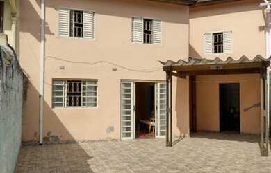 Imagem: A casa possui 3 Dormitórios, 1 Banheiro, 3 Vagas na garagem