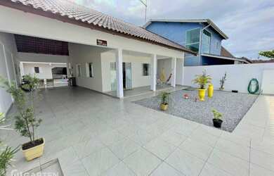 Imagem: A casa possui 5 Dormitórios, 4 Banheiros, 5 Vagas na garagem