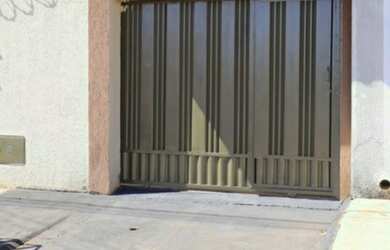 Imagem: A casa possui 3 Dormitórios, 2 Banheiros, 2 Vagas na garagem