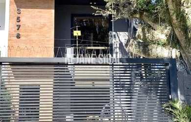 Imagem: A casa possui 3 Dormitórios, 1 Banheiro, 2 Vagas na garagem