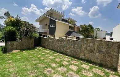 Imagem: A casa em condomínio possui 3 Dormitórios, 5 Banheiros, 450m²