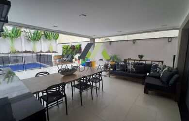 Imagem: A casa em condomínio possui 4 Dormitórios, 5 Banheiros, 525m²