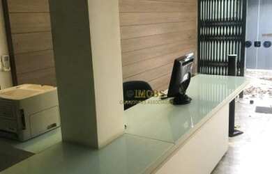 Imagem: O depósito possui 2 Vagas na garagem, 220m² de Área e está