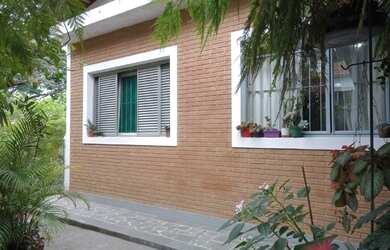 Imagem: A casa possui 3 Dormitórios, 2 Banheiros, 3 Vagas na garagem