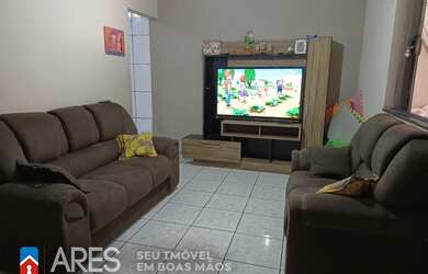 Imagem: A casa possui 4 Dormitórios, 3 Banheiros, 2 Vagas na garagem