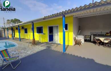 Imagem: A casa possui 3 Dormitórios, 2 Banheiros, 2 Vagas na garagem